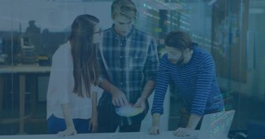 Ofis ortamında finansal veri işleme animasyonunu tartışan üç kişi. İş, takım çalışması, işbirliği, toplantı, finans, teknoloji