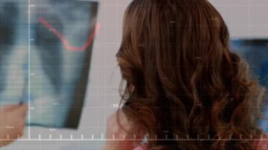 Finansal grafik örtüsüyle röntgen analiz ediliyor, doktor muayenehanesinde. Sağlık, finans, analiz, teknoloji, tanı, yenilik