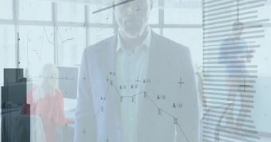 Finansal grafiği analiz ediyorum, işadamı ofiste veri ve animasyona odaklanıyor. Maliye, analiz, grafikler, istatistikler, ekonomi, kurumsal