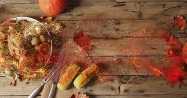 Şükran Günü 'nde kızarmış hindi ve mısır ve sonbahar yaprakları. ziyafet, bayram, kutlama, hasat, mutfak, geleneksel