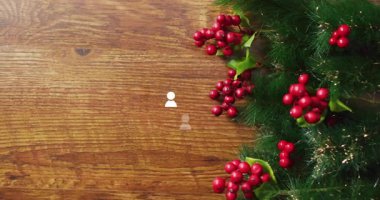 Noel için ağaç arka planda Holly ve çam dallarıyla süsleme. bayram, bayram, ebedi yeşil, kutlama, gelenek, mevsimlik