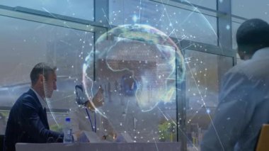 Modern ofiste çalışan insanlar üzerinde küresel ağ ve veri bağlantıları. Teknoloji, dijital, iletişim, yenilik, takım çalışması, bağlantı