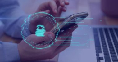 Bilgisayarın yanında akıllı telefon kullanan kişi üzerinde dijital para birimi sembolü animasyonu. Kripto para birimi, finans, fintech, engelleme zinciri, teknoloji, yenilik