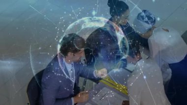 Dijital dünya ve veri ağı animasyonu üzerinde işbirliği yapan iş ekibi. İşbirliği, yenilik, takım çalışması, ağ oluşturma, küresel, teknoloji