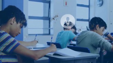 Okulda, dijital ağ bağlantıları olan sınıftaki öğrenciler animasyon örtüşüyor. Eğitim, teknoloji, bağlantı, öğrenme, yenilik, fütüristik