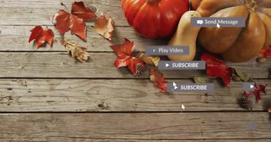 Ahşap arka planda sosyal medya tebligatları olan sonbahar yaprakları ve balkabakları. dijital, mevsimsel, dekoratif, şenlikli