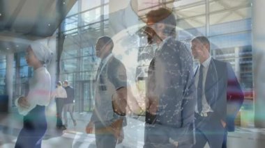 Ofiste yürüyen, dijital ağ bağlantılarının animasyonuna sahip iş adamları. teknoloji, takım çalışması, işbirliği, yenilik, fütüristik, ağ oluşturma