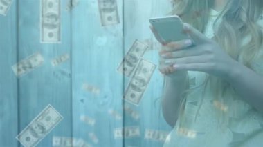 Yüzen dolarlarla dolu akıllı telefon kullanan genç bir kadın. Teknoloji, cep telefonu, finans, para birimi, dijital, para