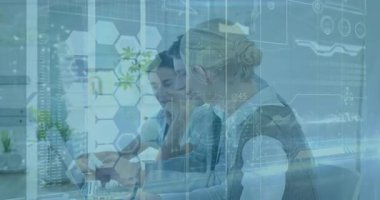 Ofisteki ekip dijital animasyon kaplamalı dizüstü bilgisayarlar üzerinde çalışıyor. Takım çalışması, teknoloji, yenilik, işbirliği, çalışma alanı, iş