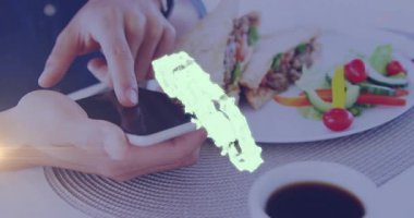 Masada yemeğin yanında akıllı telefon tutan kişi üzerinde bulut hesaplama animasyonu. Teknoloji, veri, yenilik, bağlantı, dijital, bulut servisi