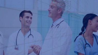 Hastanede, tıbbi profesyoneller dijital verileri ve animasyon grafiklerini tartışıyor. Sağlık, teknoloji, takım çalışması, analitik, yenilik, işbirliği