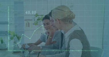 Modern ofiste finansal grafik animasyonlarıyla çalışan iş ekibi. Takım çalışması, analitik, finans, yenilik, işbirliği, dijital