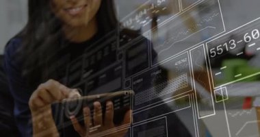 Dijital animasyon kaplamalı akıllı telefon kullanımı, okul ortamında gülümseyen kişi. Teknoloji, eğitim, artırılmış gerçeklik, etkileşim, yenilik