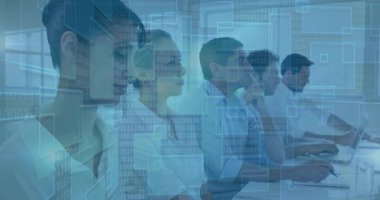 İkili kodlu bilgisayarlar üzerinde çalışan çeşitli gruplar animasyonu örtüyor. Teknoloji, takım çalışması, işbirliği, yenilik, kodlama, programlama