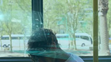 Otobüste dinlenmek, dijital veri ve ağ grafiklerinin animasyonunu izleyen kişi. Teknoloji, yenilik, bağlantı, siber uzay, bilgi, ulaşım