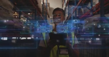 Depo çalışanı dijital arayüz kullanarak holografik veri görüntüleriyle etkileşime geçiyor. Teknoloji, yenilik, fütüristik, artırılmış gerçeklik, depo yönetimi, lojistik
