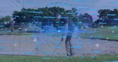 Sallanan kulüp, golfçü dijital veri ve grafiklerin animasyonuyla ekranda. spor, veri analizi, teknoloji, yenilik, sanal gerçeklik, performans