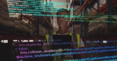 Depo raflarındaki bilgisayar kodlarını depolanmış eşyalarla kaplayan animasyon. Otomasyon, lojistik, teknoloji, envanter, tedarik zinciri, kodlama