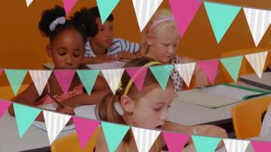 Okulda, çocuklar renkli pankartlarla sınıfa resim çiziyorlardı. Eğitim, yaratıcılık, sanat, çocuklar, öğrenme, çocukluk