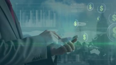 Akıllı telefon, iş adamı dijital dolar sembolleri ve grafiklerinin animasyonunu izliyor. Finans, teknoloji, yatırım, ekonomi, analiz, veri
