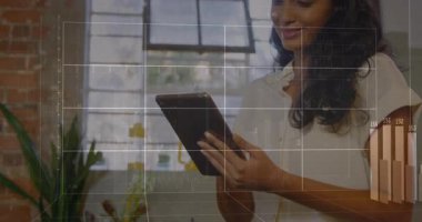 Mali veri tabletlerini kullanarak örtüşen, gülümseyen bir kadın. İş, finans, teknoloji, analitik, profesyonel, analiz