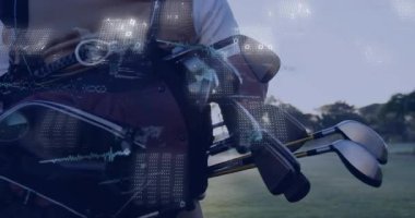 Açık havada, yaşlı bir adam dijital veri işleme animasyonuyla etkileşimde. Teknoloji, sanal gerçeklik, yenilik, etkileşim, artırılmış gerçeklik, gelecek