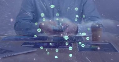 Dijital para birimi sembolleri ve ağ animasyonu içeren akıllı telefon kullanan kişi. Teknoloji, kripto para birimi, engelleme zinciri, finans, yenilik, işlem