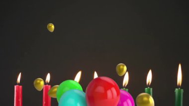 Yüzen altın balonlar, renkli mumlar ve koyu arkaplanda balonlar. Kutlama, parti, dekorasyon, şenlik, coşku, yıldönümü