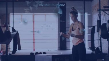 Spor salonunda dijital veri ve grafiklerle egzersiz yapan bir kadın animasyonu örtüyor. Fitness, teknoloji, analiz, sağlık, egzersiz, yenilik