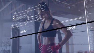 Spor salonundaki kadın, zaman çizgisi animasyonu ile 2004-2019 yılları arasında görünüyor. Fitness, ilerleme, egzersiz, dönüşüm, egzersiz, motivasyon