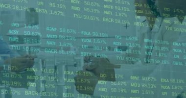 Ofiste, çeşitli profesyoneller ekranda finansal veri animasyonuyla işbirliği yapıyorlar. Takım çalışması, işbirliği, şirket, finans, veri analizi, teknoloji