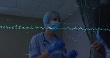 Hastanede, önlüklü bir sağlık uzmanı veri görselleştirme animasyonunu analiz ediyor. veri analizi, tıbbi, teknoloji, dijital, bilgi