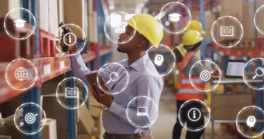 Animasyon kaplamalı el cihazları kullanarak, depo çalışanları envanteri yönetiyor. Lojistik, tedarik zinciri, teknoloji, verimlilik, işgücü, yenilik