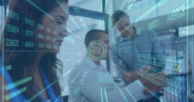 Ofiste işbirliği, dijital veri işleme sistemi ile çalışan iş ekibi. Takım çalışması, işbirliği, şirket, teknoloji, veri analizi, yenilik