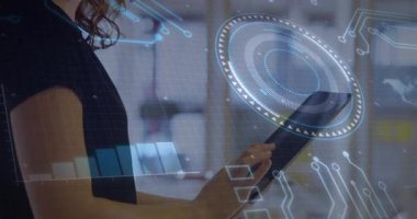 Fütüristik veri kaplamalı tablet kullanan, ofisteki bilgileri analiz eden bir kadın. Teknoloji, yenilik, analitik, dijital, iş, veri analizi