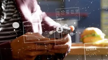 Dijital ağ ve veri işleme animasyon örtülü akıllı telefon kullanan kişi. Teknoloji, yenilik, bağlantı, iletişim, fütüristik, arayüz