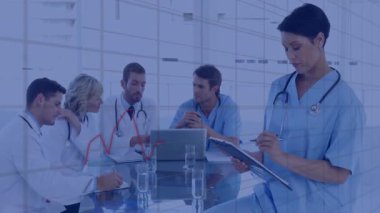 Veri animasyonları, çizelgelerle toplantı yapan tıp uzmanları. Sağlık, veri analizi, takım çalışması, işbirliği, sunum, yenilik