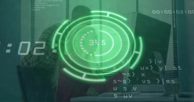 Ofis masasında bilgisayarlarla çalışan insanlar üzerinde yeşil dijital arayüz animasyonu. Teknoloji, takım çalışması, iş, yenilik, tasarım, masaüstü