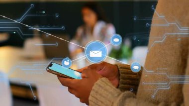 Okul ortamında dijital iletişim ikonlarıyla akıllı telefon kullanmak. Teknoloji, bağlantı, eğitim, yenilik, ağ