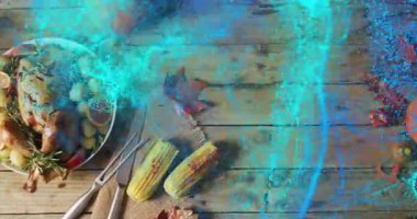 Tahta masa üzerinde mısır ve yapraklarla Şükran Günü yemeği, mavi ışık animasyon örtüsü. Tatil, kutlama, sonbahar, festival, hasat, akşam yemeği