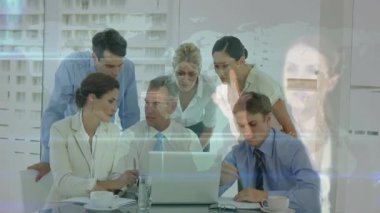 Ofiste işbirliği, dijital animasyon kaplamalı dizüstü bilgisayar kullanan iş ekibi. Takım çalışması, işbirliği, şirket, teknoloji, yenilik, beyin fırtınası