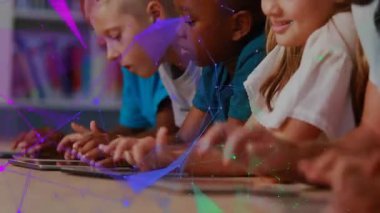 Okulda çocuklar dijital ağ bağlantılarını gösteren animasyonlu tabletler kullanıyorlar. Teknoloji, eğitim, öğrenme, sınıf, yenilik, ağ