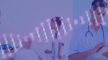 Sağlık uzmanları laboratuvar ortamında dijital DNA ipliği animasyonunu analiz ediyorlar. Biyoteknoloji, genetik, araştırma, yenilik, analiz, bilim