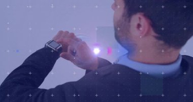 Ukalalık ayarlanıyor, dijital kaplamalı ve parlak ışık patlamalı animasyonu olan kişi. Teknoloji, yenilik, giyilebilir, arayüz, bağlantı, fütüristik