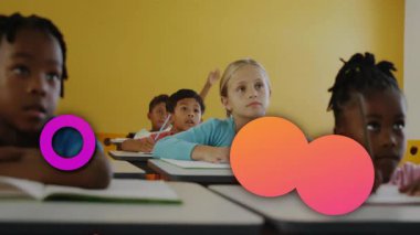 Sınıftaki öğrenciler renkli şekillerle el kaldırarak animasyonu örtüyorlar. Eğitim, öğrenim, öğretim, çeşitlilik, katılım, yaratıcılık