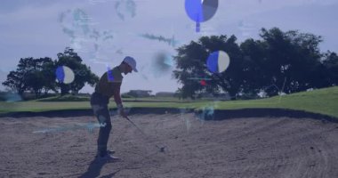 Golfçü kum tuzağında salıncak hazırlıyor. Veri işleme animasyon örtüsüyle. Spor, atlet, teknoloji, analiz, performans, eğitim