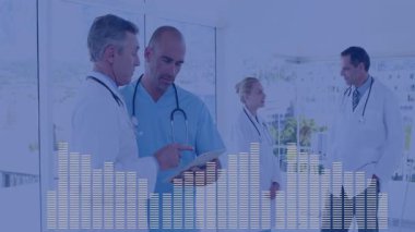 Hasta bilgilerini, ses dalgası animasyonu olan doktorları hastanede tartıştık. Sağlık, iletişim, sağlık, profesyoneller, işbirliği, animasyon