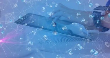 Tablet kullanılarak, eller kripto para sembolleri ve animasyon örtüsüyle etkileşime girer. engelleme zinciri, finans, teknoloji, yatırım, ticaret, dijital