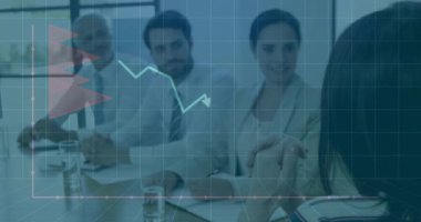 Toplantı odasında, çeşitli profesyoneller masada finansal grafik animasyonunu tartışıyor. İş, takım çalışması, işbirliği, finans, analitik, strateji