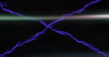 Karanlık, bulutlu gökyüzünde mor renkli animasyon efektleriyle şimşekler çakıyor. Fırtına, elektrik, doğa, enerjik, dramatik, atmosferik